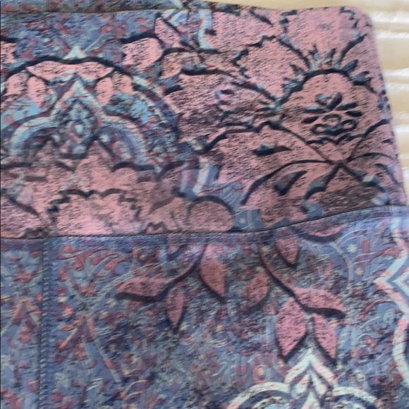 High-waisted Cropped Yoga Leggings with design - Picture 3 of 8